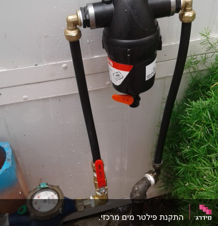 מד מים עם צינורות ושסתומים